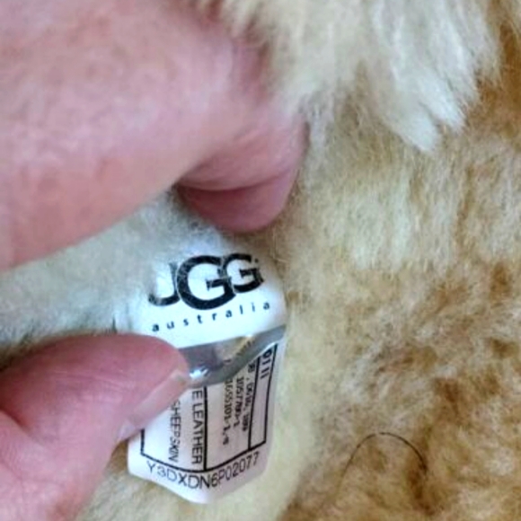 UGG AUSTRALIA TRIPLE BUTTON TAN TALL SHERPA LINED BOOTS SIZE 8 - Picture 8 of 8